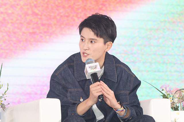 “告别的时刻来临了，我们将走上不同的道路，但我们之间的纽带是永恒存在的。